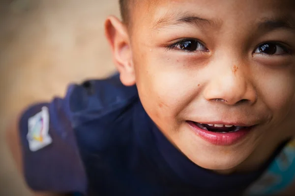 カメラを見て子供の目のクローズ アップ — ストック写真