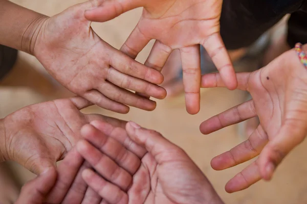 Familjen håller händerna tillsammans närbild — Stockfoto