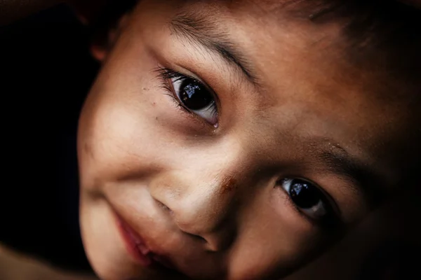 Primo piano degli occhi del bambino guardando la fotocamera — Foto Stock