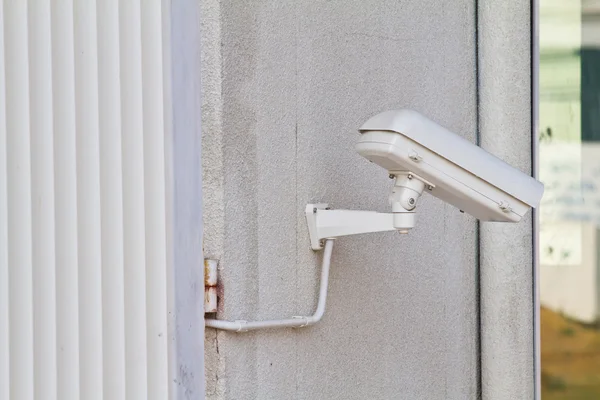 Security camera detects the movement of traffic. Skyscraper roof — Stock Photo, Image