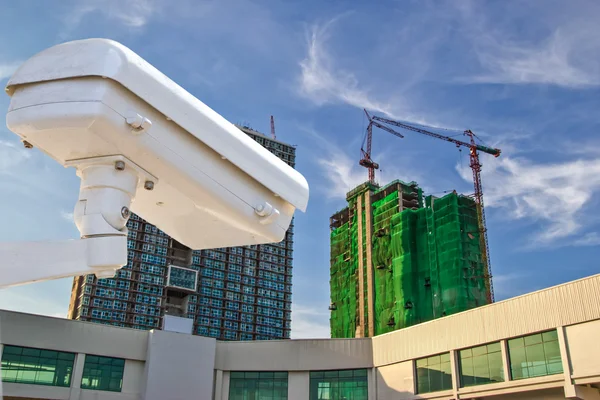 Bezpečnostní kamera detekuje pohyb dopravy. mrakodrap střecha — Stock fotografie
