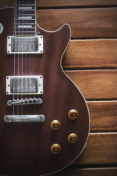 Guitarra superior vintage en superficie de madera vieja . —  Fotos de Stock