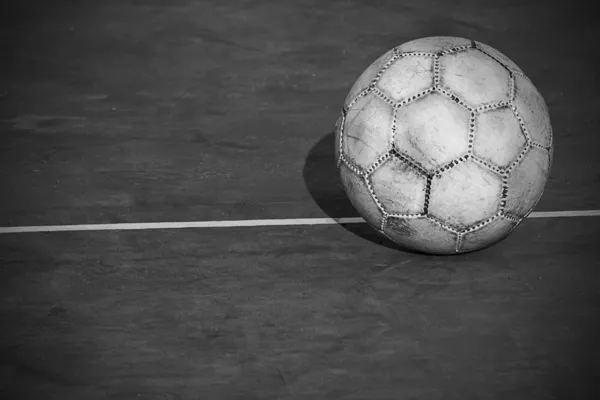 Gamla begagnade fotboll eller Fotboll boll på sprucken asfalt — Stockfoto