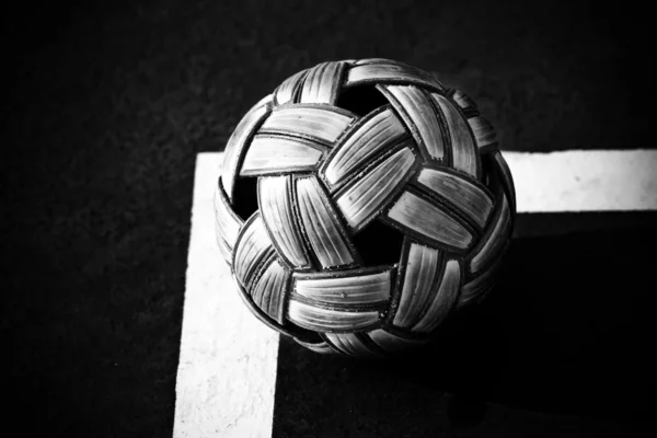 Kunststof sepak takraw bal op de vloer van cement. — Stockfoto