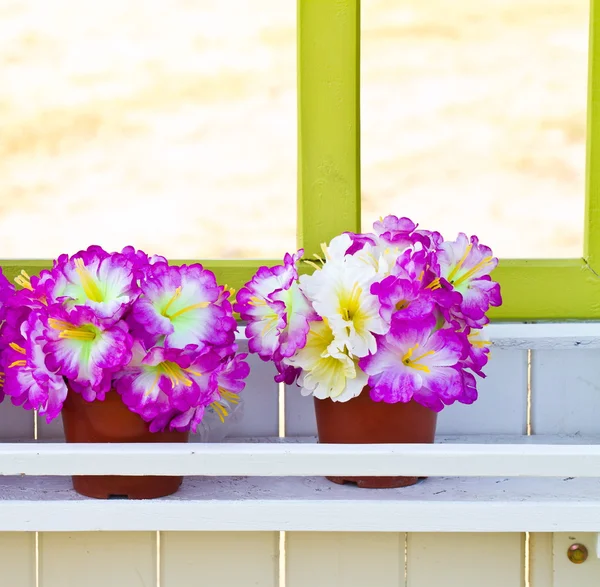 Flores artificiales coloridas hechas de tela — Foto de Stock