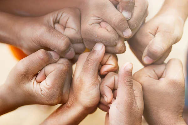 Mãos de família juntos closeup no fundo do outono — Fotografia de Stock