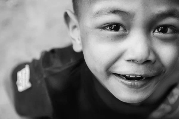 Primer plano de los ojos del niño mirando a la cámara — Foto de Stock