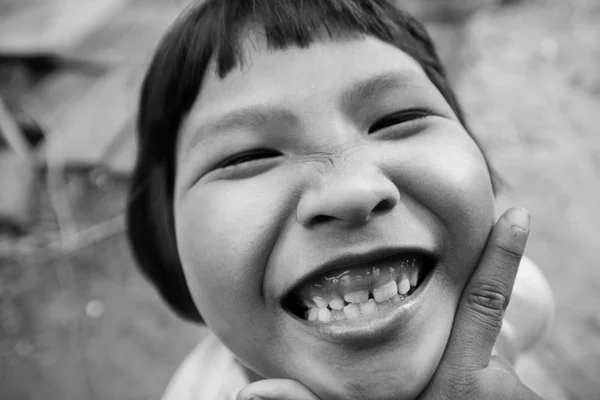 Primer plano de los ojos del niño mirando a la cámara — Foto de Stock