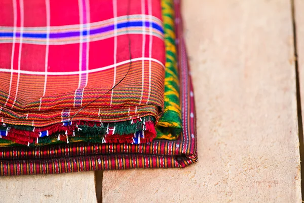 Шелковая ткань крупным планом из красивой текстуры и многоцветной — стоковое фото