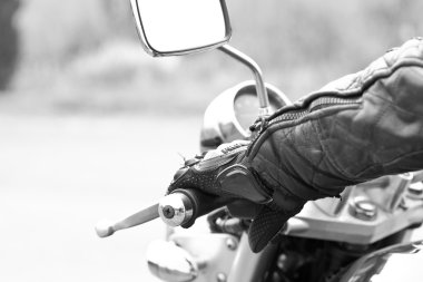 büyük şehrin arka planda bisikletçi,