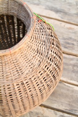 kapana kısılmış bir balık. bambu yapılmış