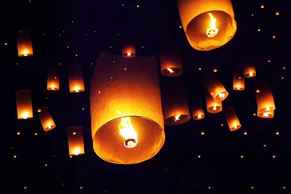 Insanlar gökyüzüne loy kratong Festivali gökyüzü fenerler denize indirmek. — Stok fotoğraf