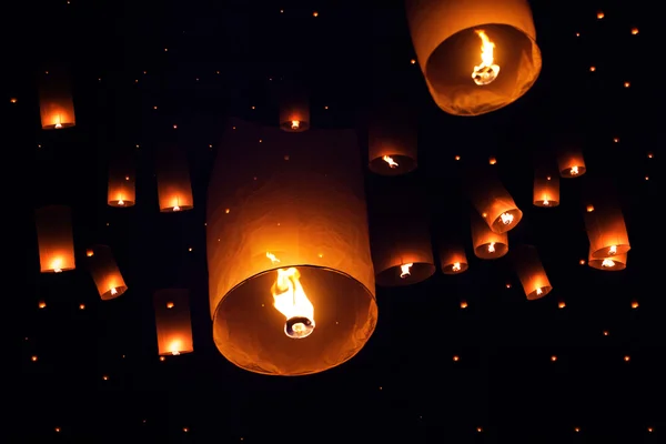 Les gens lancent des lanternes du ciel au festival Loy Kratong — Photo