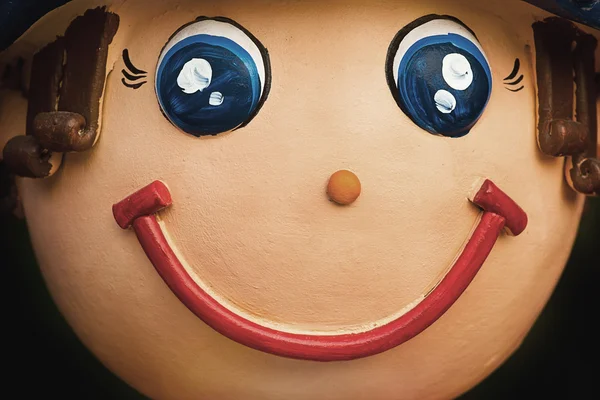 Ansikte leende bränd lera docka, närbild — Stockfoto