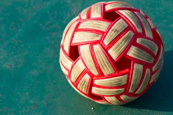 Sepak-Ball aus Plastik auf dem Zementboden. — Stockfoto