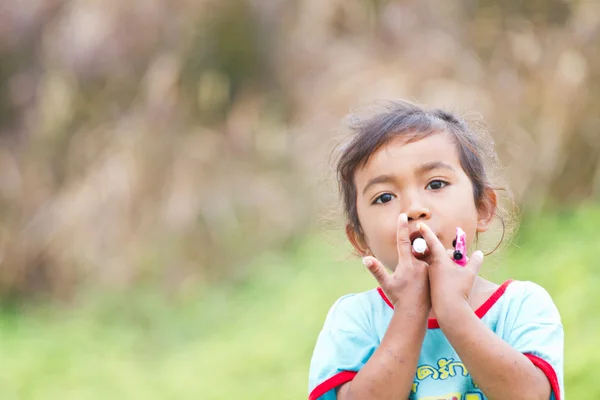 Nahaufnahme von Kinderaugen, die in die Kamera schauen — Stockfoto