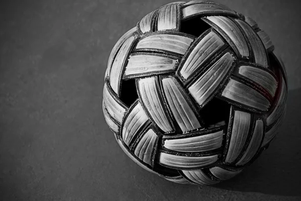 Boule takraw Sepak en plastique sur le sol en ciment . — Photo