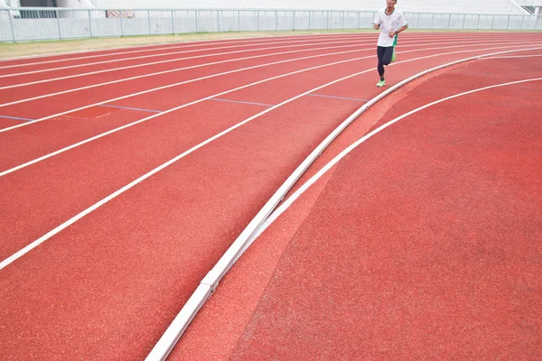 Imagen recortada del corredor en funcionamiento competitivo —  Fotos de Stock