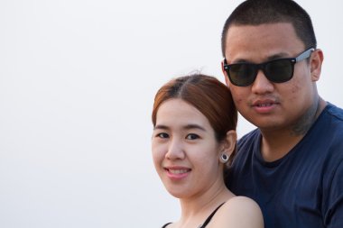 Genç mutlu çifte sarılma ve gülüyor.