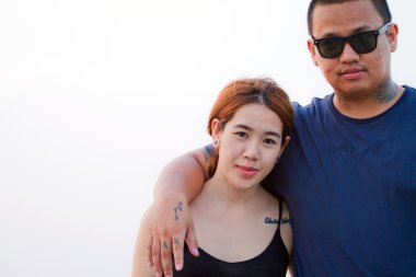 Genç mutlu çifte sarılma ve gülüyor.