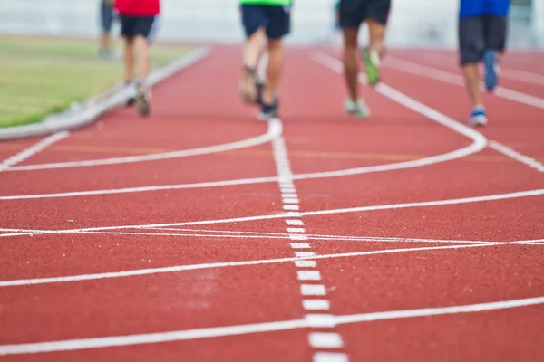 Immagine ritagliata del corridore sulla corsa competitiva — Foto Stock