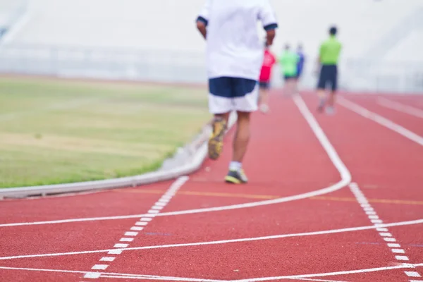 Imagen recortada del corredor en funcionamiento competitivo — Foto de Stock