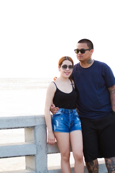 Jovem casal feliz abraçando e rindo . — Fotografia de Stock