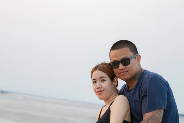 Jovem casal feliz abraçando e rindo . — Fotografia de Stock