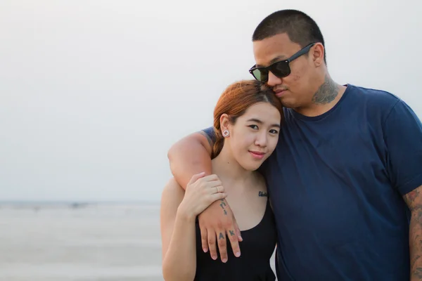 Jovem casal feliz abraçando e rindo . — Fotografia de Stock