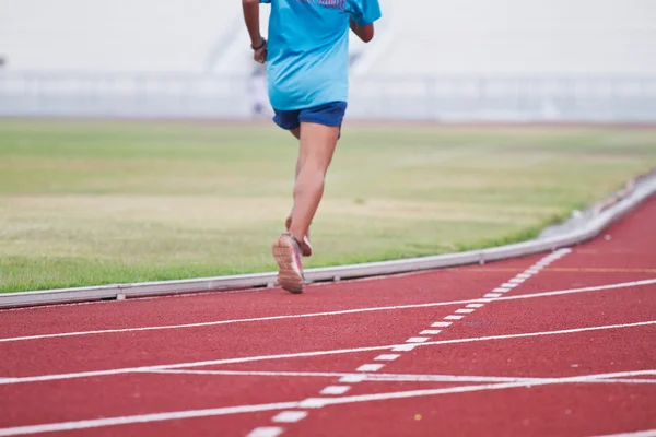 Oříznout obrázek běžec na konkurenční běží — Stock fotografie
