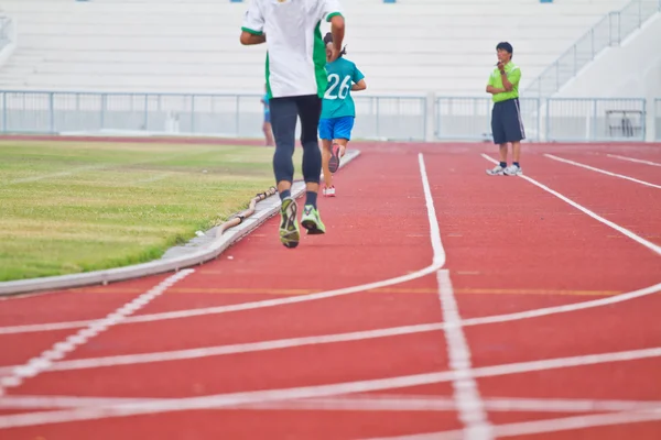 Imagen recortada del corredor en funcionamiento competitivo —  Fotos de Stock