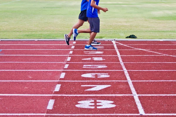 Imagen recortada del corredor en funcionamiento competitivo — Foto de Stock