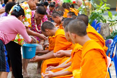 eller monk in songkran Festivali için Nisan tarihinde dökülen su 13,201