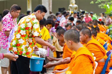 eller monk in songkran Festivali için Nisan tarihinde dökülen su 13,201