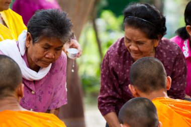 eller monk in songkran Festivali için Nisan tarihinde dökülen su 13,201