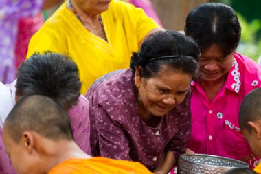 eller monk in songkran Festivali için Nisan tarihinde dökülen su 13,201
