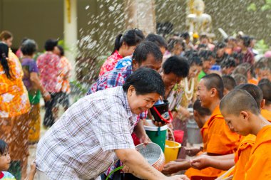 eller monk in songkran Festivali için Nisan tarihinde dökülen su 13,201