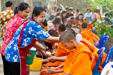 eller monk in songkran Festivali için Nisan tarihinde dökülen su 13,201