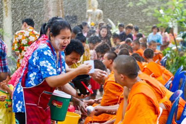 eller monk in songkran Festivali için Nisan tarihinde dökülen su 13,201