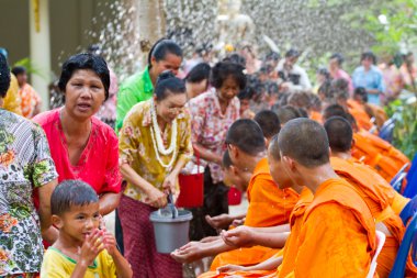 eller monk in songkran Festivali için Nisan tarihinde dökülen su 13,201