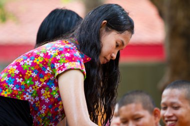 eller monk in songkran Festivali için Nisan tarihinde dökülen su 13,201
