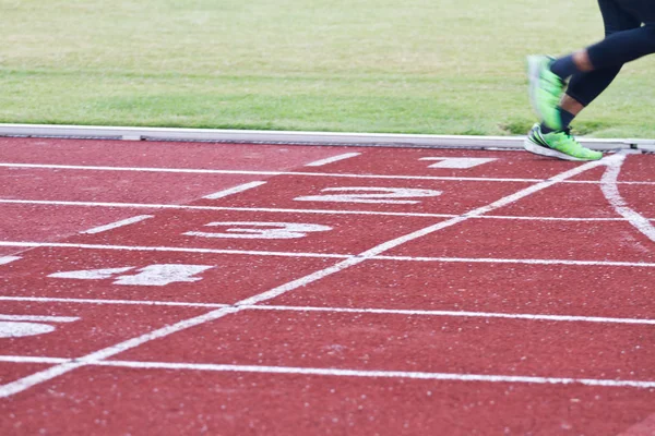 Beskuren bild av löpare på konkurrenskraftiga körs — Stockfoto