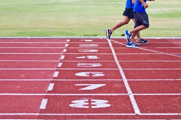 Imagen recortada del corredor en funcionamiento competitivo — Foto de Stock