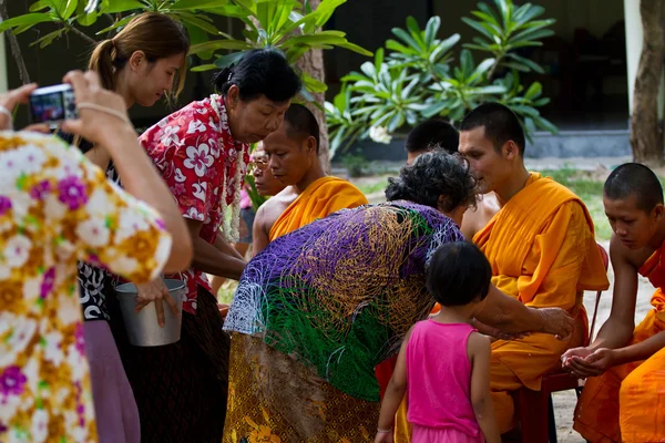 Eau versant aux mains moine au festival de Songkran le 13 avril 201 — Photo