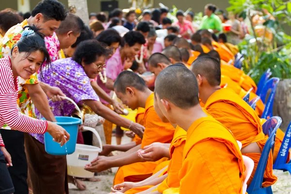 Mönch ergießt sich beim Songkran-Fest am 13. April das Wasser in die Hände — Stockfoto