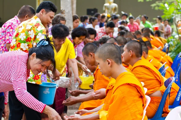 Voda proudí do rukou mnich v songkran festival v dubnu 13,201 — Stock fotografie