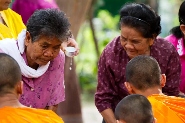 Agua vertiendo a manos monje en el festival de Songkran el 13 de abril 201 — Foto de Stock