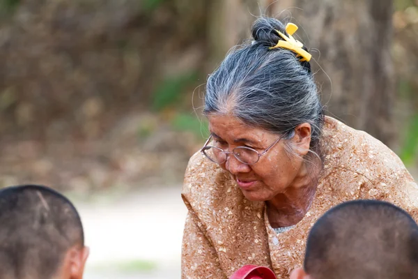 Água derramando a mãos monge em Songkran festival em abril 13,201 — Fotografia de Stock