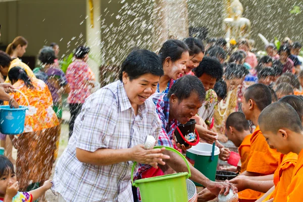 Water gieten aan handen monnik in songkran festival op april 13,201 — Stockfoto
