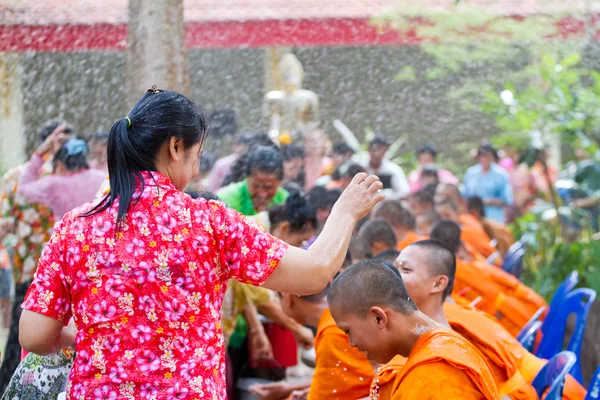 Versando acqua al monaco mani nel festival di Songkran il 13,201 aprile — Foto Stock